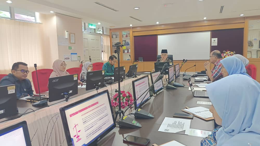 𝗣𝗿𝗼𝗴𝗿𝗮𝗺 𝗣𝗲𝗿𝘀𝗶𝗷𝗶𝗹𝗮𝗻 𝗞𝗼𝗺𝗽𝗲𝘁𝗲𝗻𝘀𝗶 𝗞𝘂𝗿𝘀𝘂𝘀 𝗢𝗦𝗛𝗖 𝗸𝗲𝗽𝗮𝗱𝗮 𝗣𝗲𝗹𝗮𝗷𝗮𝗿-𝗽𝗲𝗹𝗮𝗷𝗮𝗿 𝗗𝗶𝗽𝗹𝗼𝗺𝗮 𝗞𝗲𝗺𝗮𝗵𝗶𝗿𝗮𝗻 𝗠𝗮𝗹𝗮𝘆𝘀𝗶𝗮 (𝗗𝗞𝗠) 𝗱𝗶 𝗜𝗟𝗝𝗧𝗠